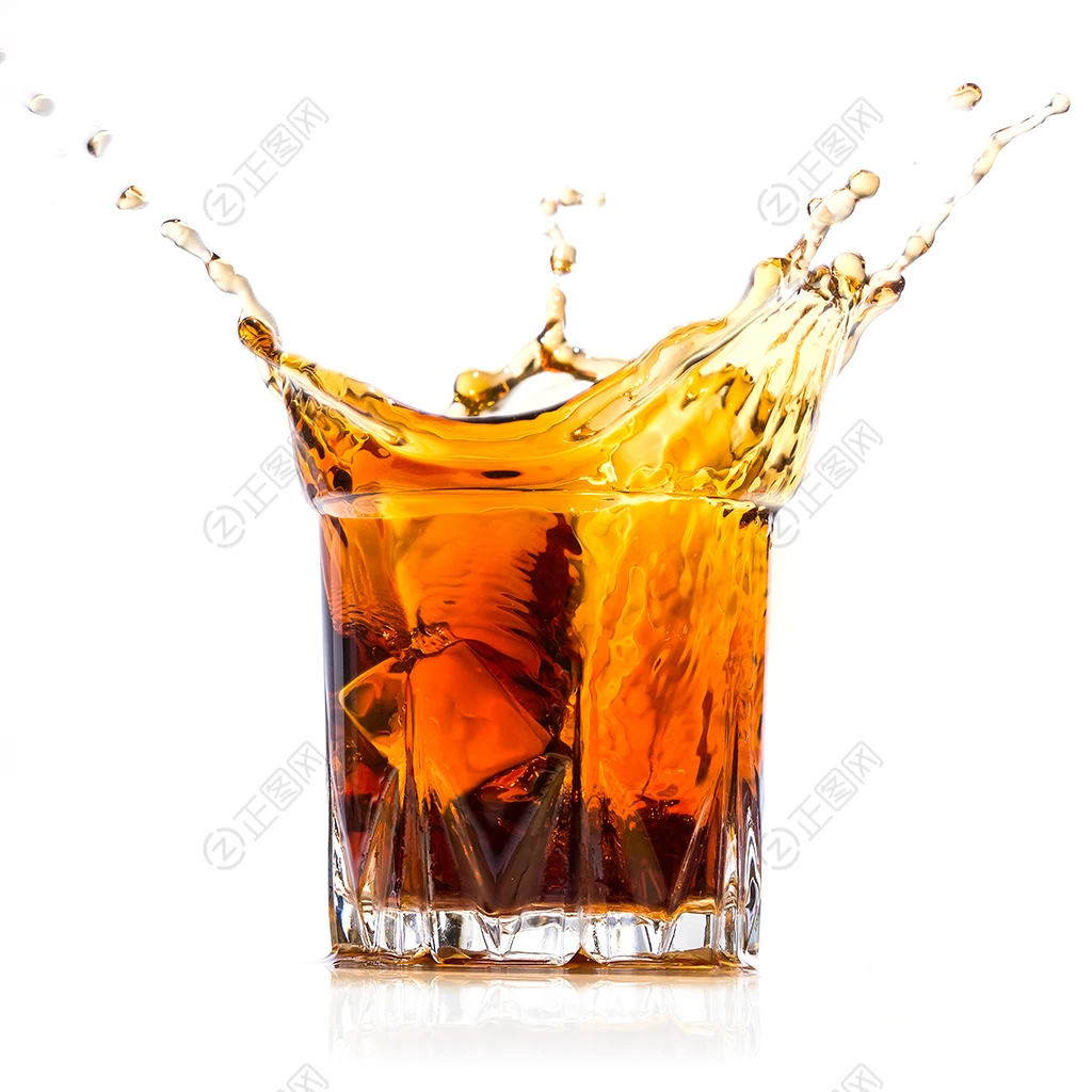 溢出的威士忌酒杯图片 溢出的威士忌酒杯图片