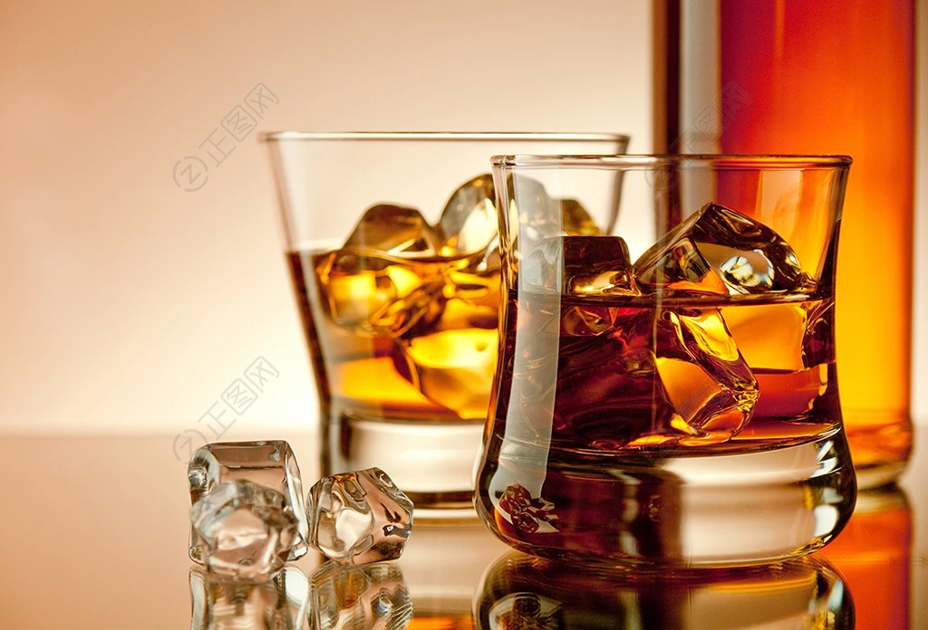 加冰块的洋酒图片 加冰块的洋酒图片