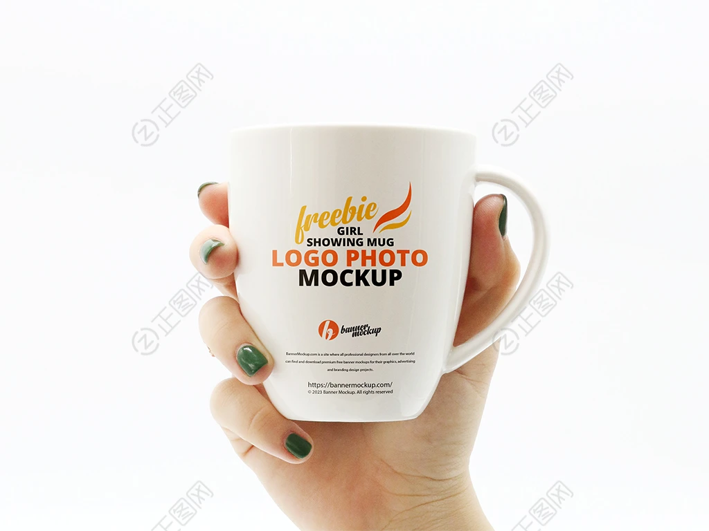 手拿马克杯logo样机 手拿马克杯logo样机